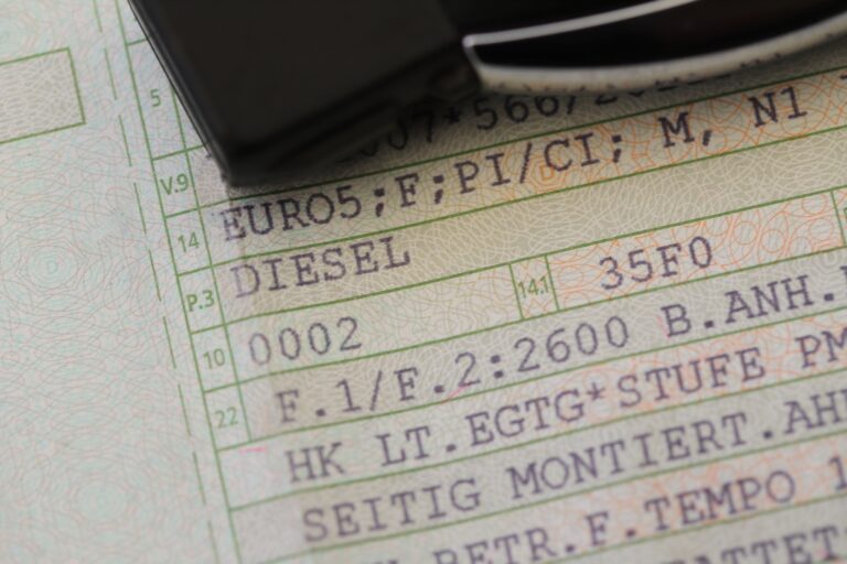 Fahrzeugschein und Unterlagen für Versicherung.