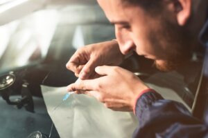 Mitarbeiter-repariert-Steinschlag-mit-Kunstharz-Injektion