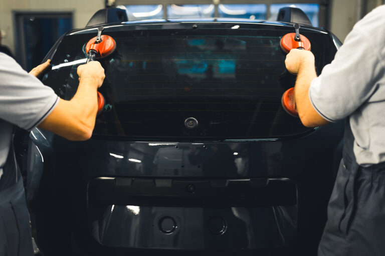 Heckscheibe wird angebracht.